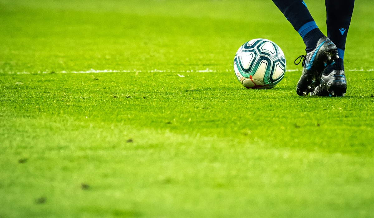 Bola sepak di depan gawang di lapangan hijau